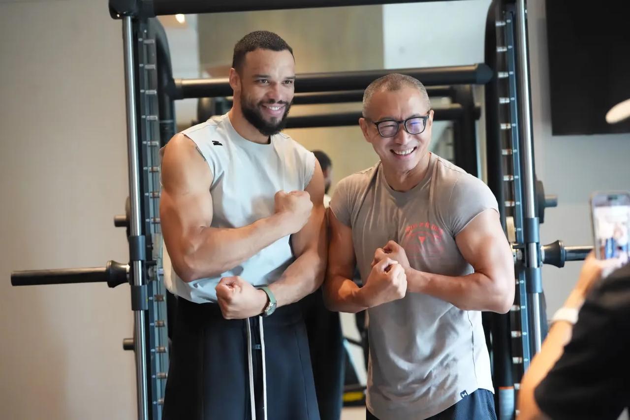 于嘉和狄龙布鲁克斯比拼肌肉！

我国著名篮球主持人于嘉近日和NBA球员狄龙布鲁克