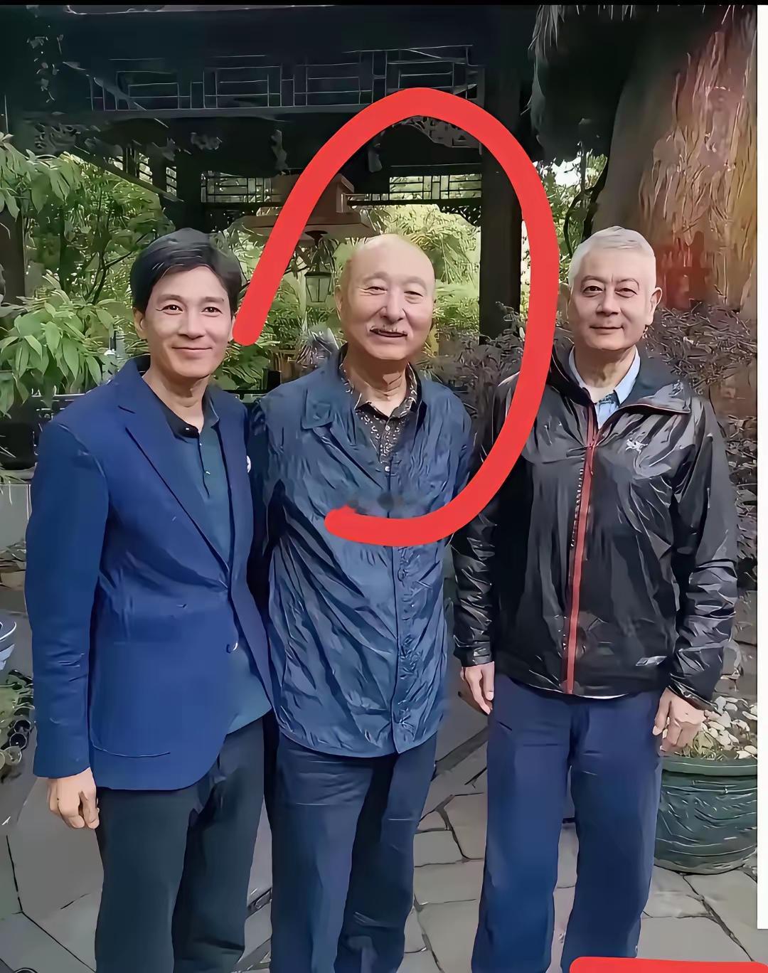 三位老戏骨同框照
你们认识他吗？
我只认识其中一位，他就是光头强陈佩斯，他的颜值