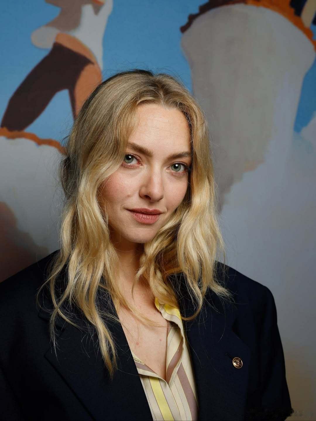 amanda seyfried阿曼达塞弗莱德在威尼斯电影节期间拍摄的宣传照一枚，