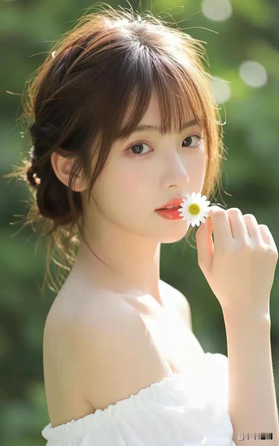 林间光斑洒落，一朵雏菊，接住所有清甜✨
绝美随手拍花 手机相册美照