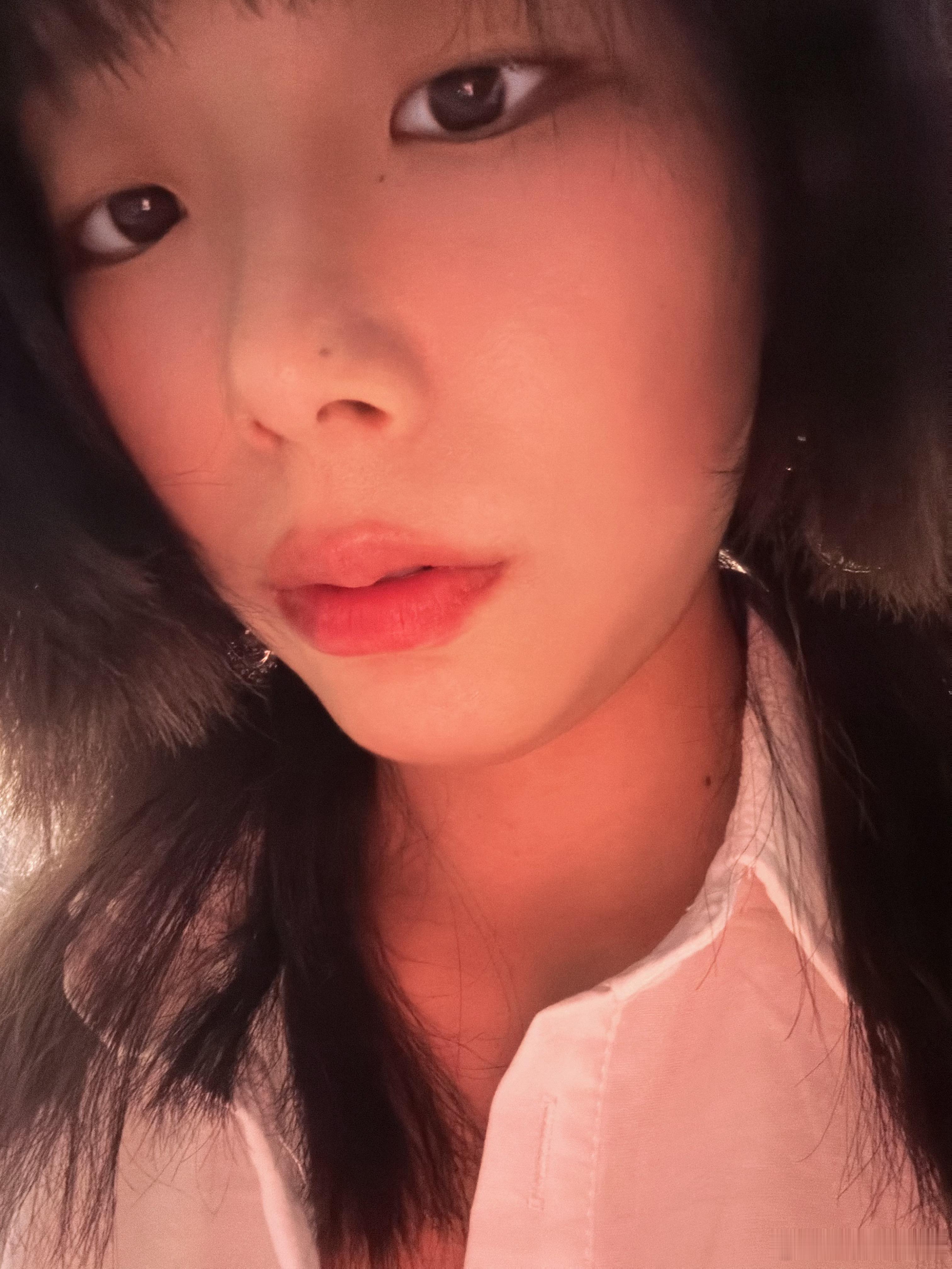 看这个嘴巴大家能猜出我晚上吃了啥吗，很便宜的、一桶一桶的
