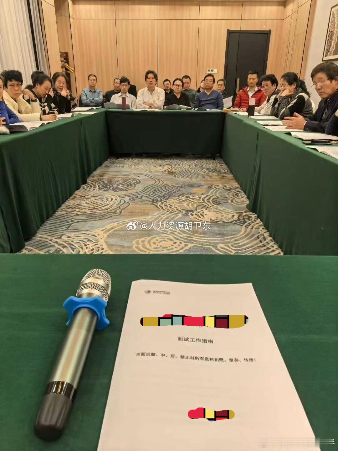 世上，每个人都有每个人的表现，有人在奋力奔跑，有人在安逸酣睡;有人满怀感恩前行，