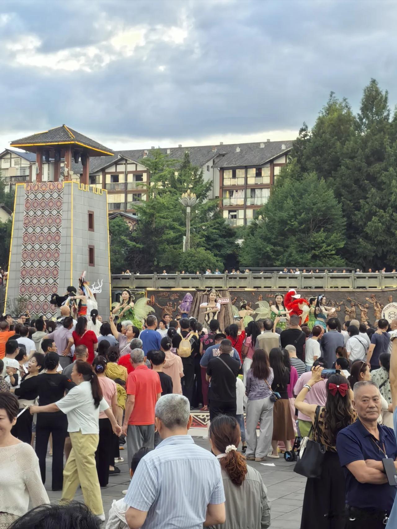 今晚不做操，才发现在黄水大剧院“缺席”了这么多热闹

来黄水一个多月，每晚雷打不