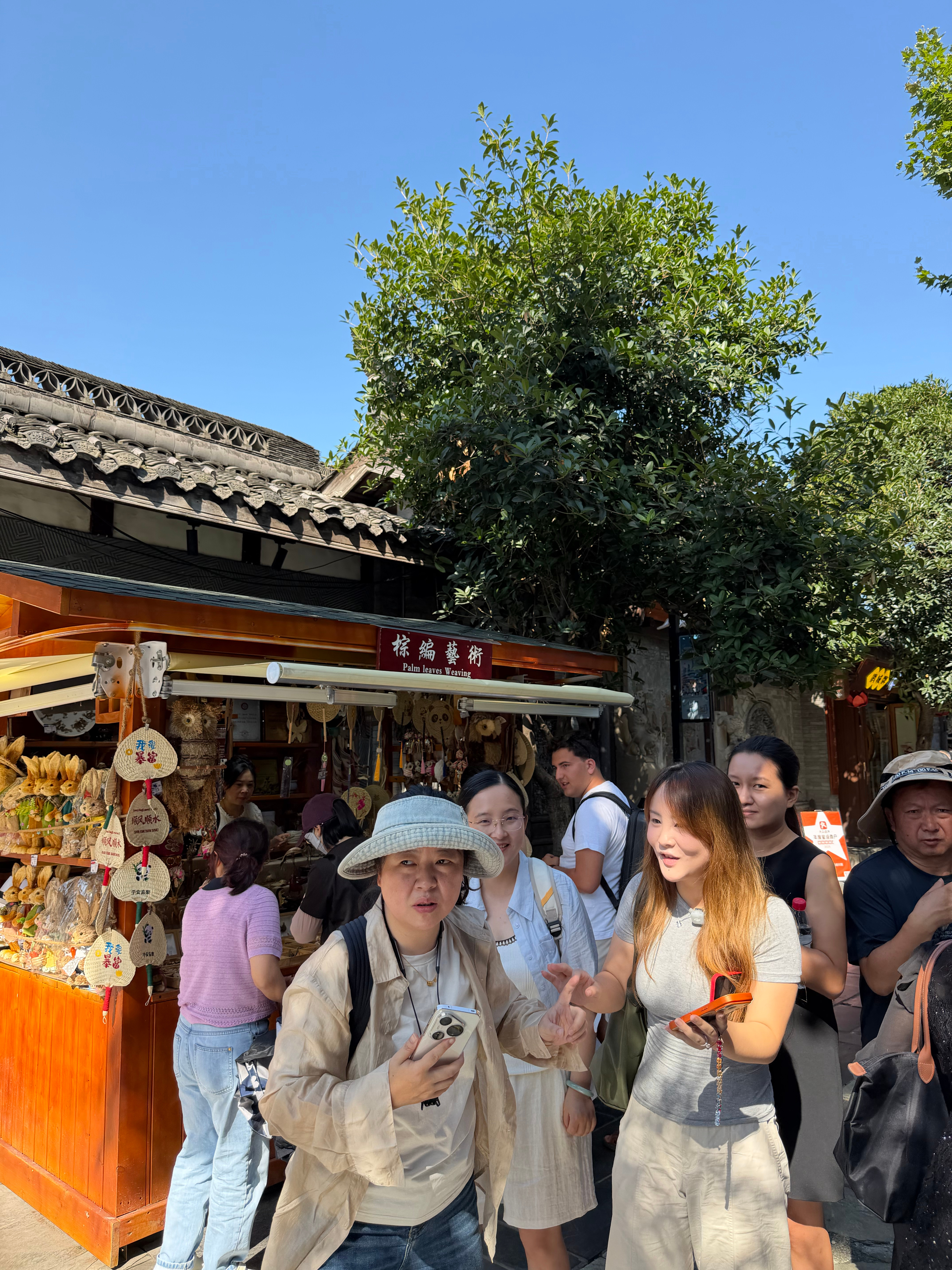 深夜一脖在蓉城的最后一日，腾出三小时闲暇，尽数留给宽窄巷子。这里原为清代少城八旗