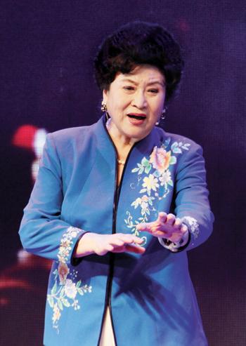 刘兰芳的儿子说，妈妈每次给他们钱，都要吵一架。

刘兰芳常年在外面演出，很少顾及
