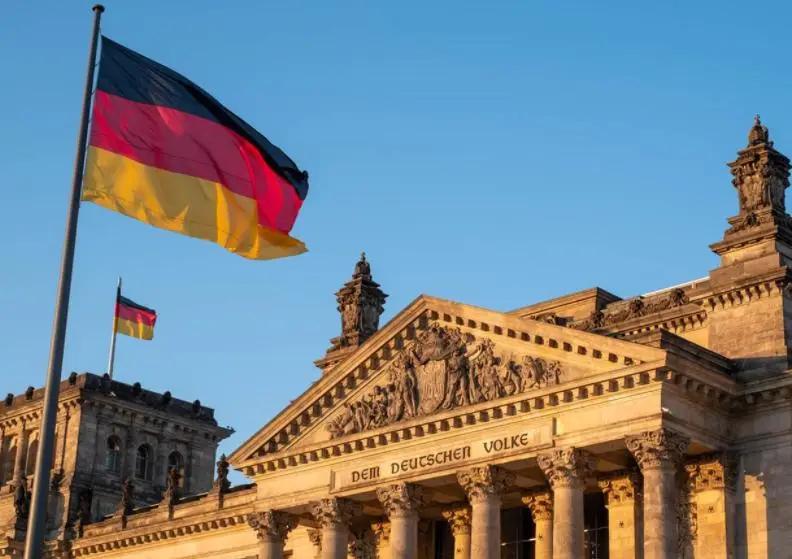 德国外长在台湾问题上言行失当，竟还妄想受到中国热情款待，这“病”得治。

瓦德富