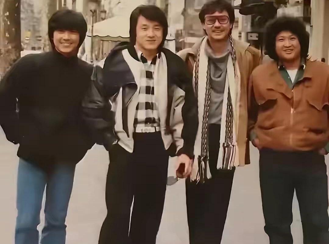 不是我吹，现在给你看四个人，只要你能认出一个，说明你已经老了。
昨天在小区门口，