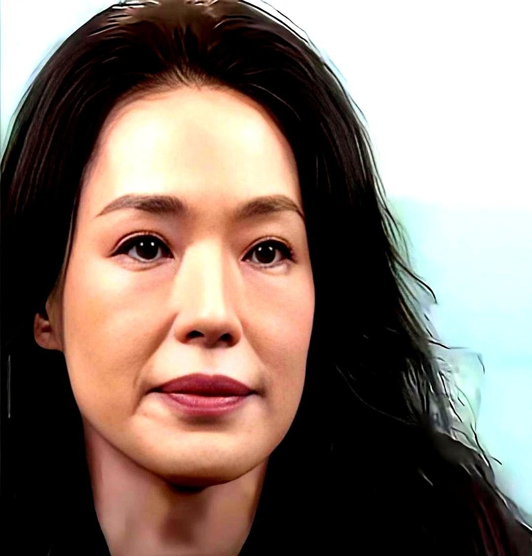 卸了妆，我就是一个普通的五十岁女人。

舒淇在机场被镜头怼脸拍，眼角的鱼尾纹、法