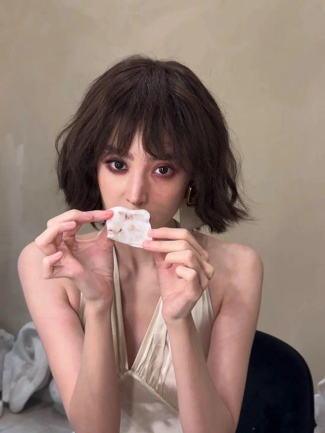 娜扎真的太瘦了，这是只剩下骨头了 ​​​