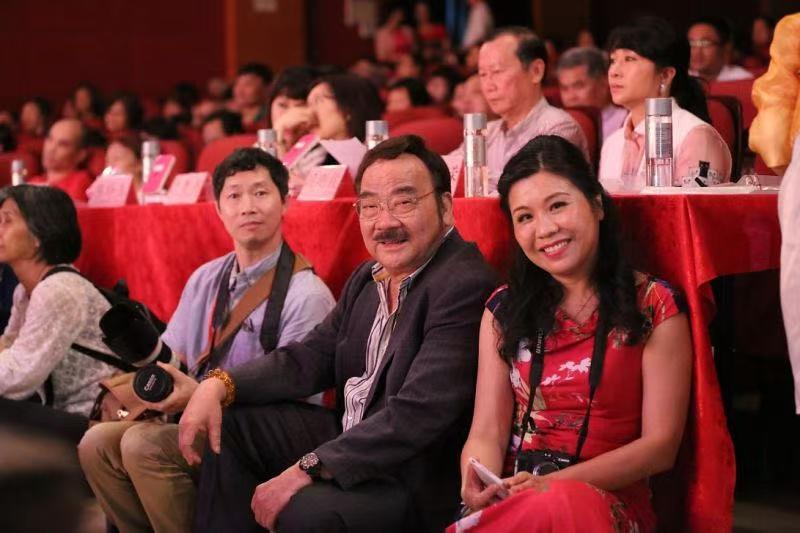 晒出你的本地生活多谢李庆华会长（摄影家为我留这珍贵的一刻。2016年与粤剧艺术家