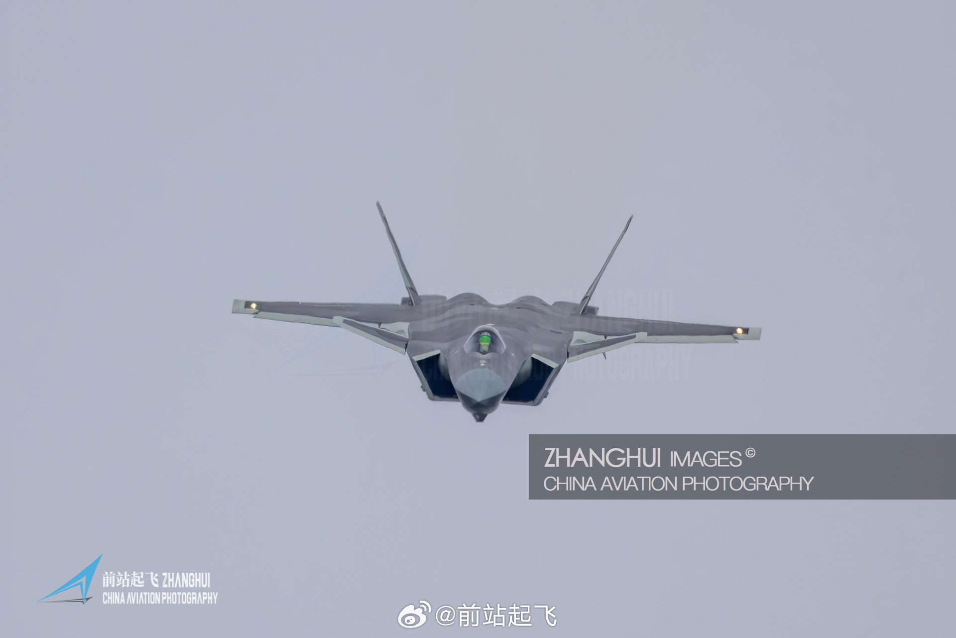 很接近空对空视角的歼20，这时候只想自己的镜头再长一点 ​​​