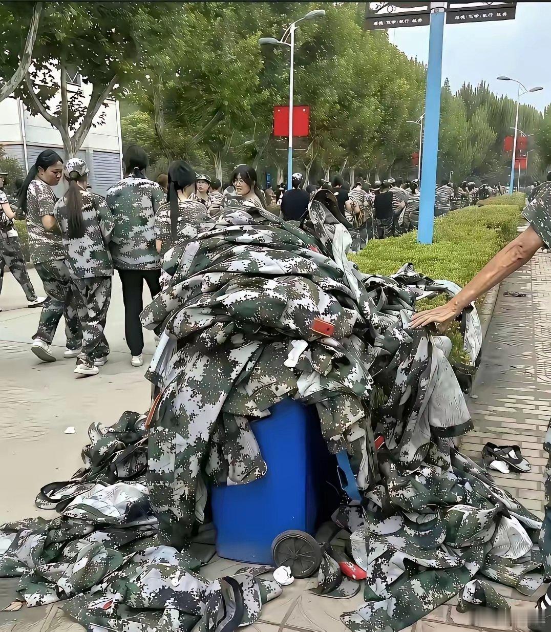 每逢新学期开学，不少校园门口的垃圾桶，总能看到成堆被直接丢弃的军训套装。有网友留