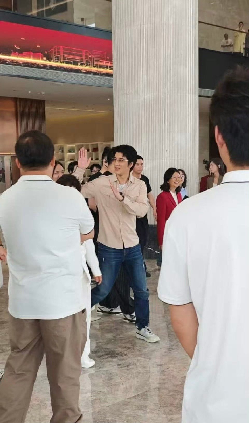 王力宏今天参观了比亚迪。应该是六角大楼大厅和门口的广场，非常熟悉的地方。新能源大