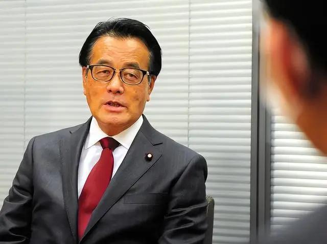 在这次日本众议院选举中，有一人落选引发关注，这个人就是曾质询高市早苗“台湾有事”