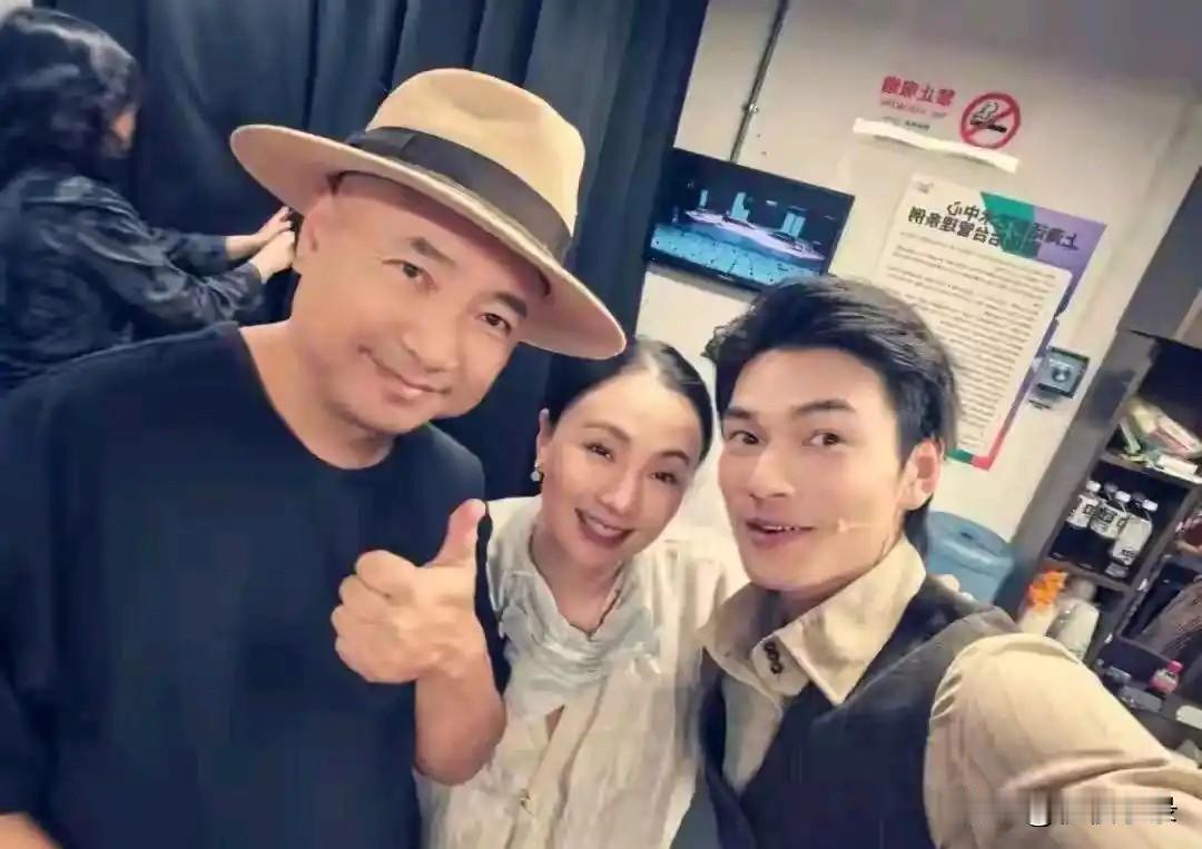 徐峥陶虹携女儿去看音乐剧，感情依然稳定，女儿一头金发长好高了！徐峥 陶虹 小陶虹