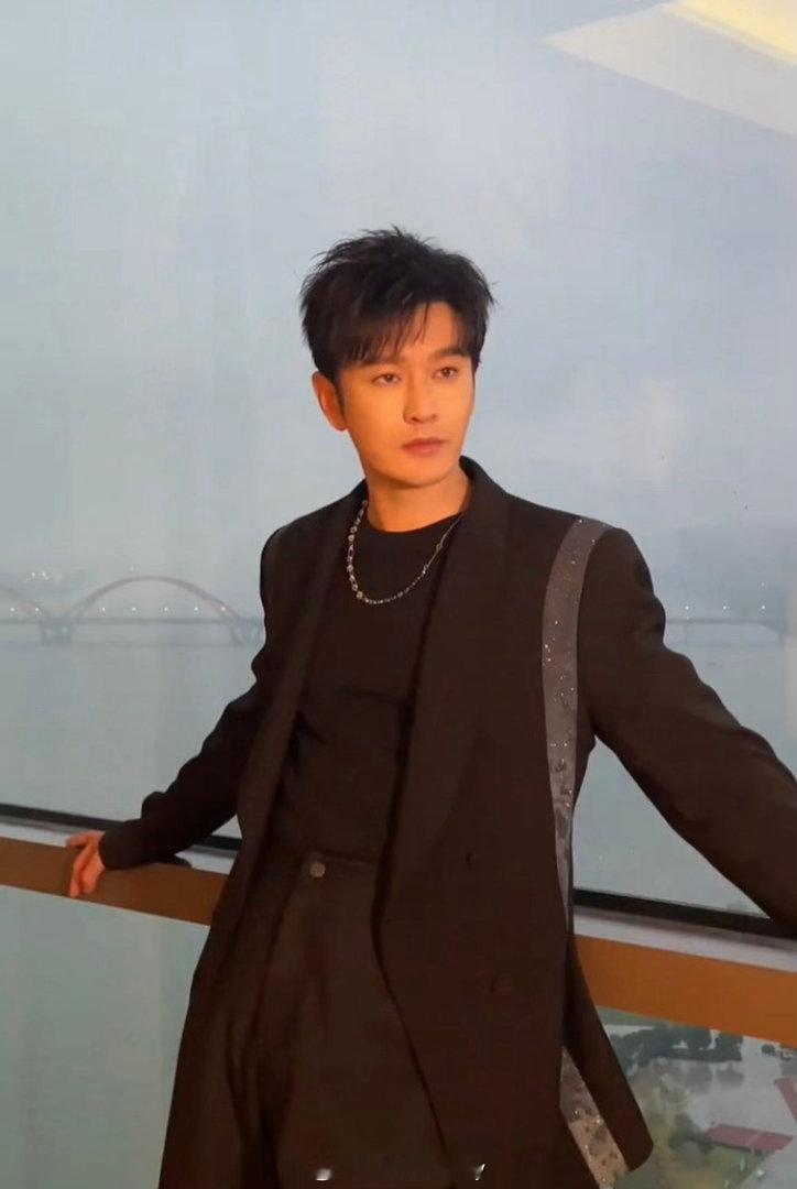 黄晓明尹正创业谁当老板养成系公司模式新颖独特，带着新人一起学习成长闯荡行业，既有