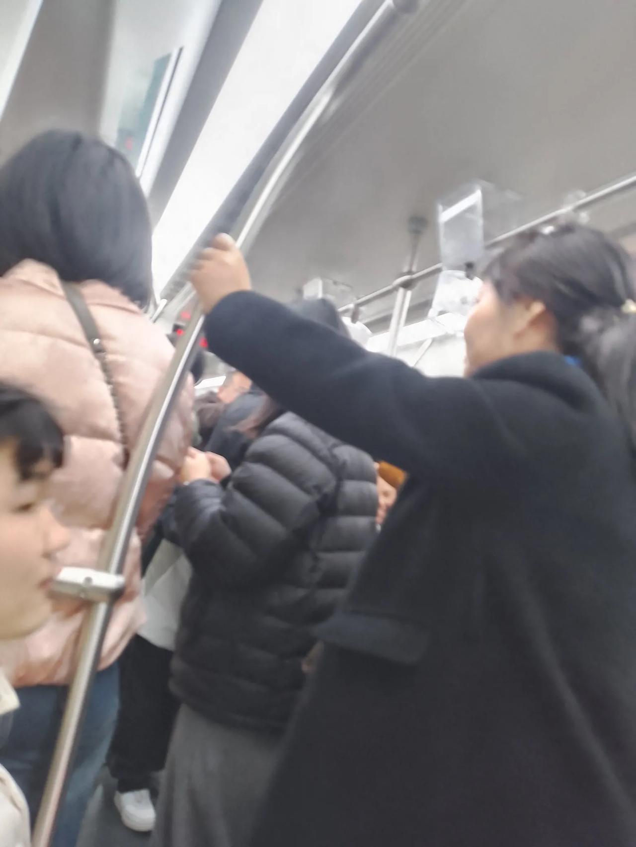 坐标长沙2号线，2月24日大年初八，今日已挤得水泄不通了，很多乘客在车厢里嘶叫：