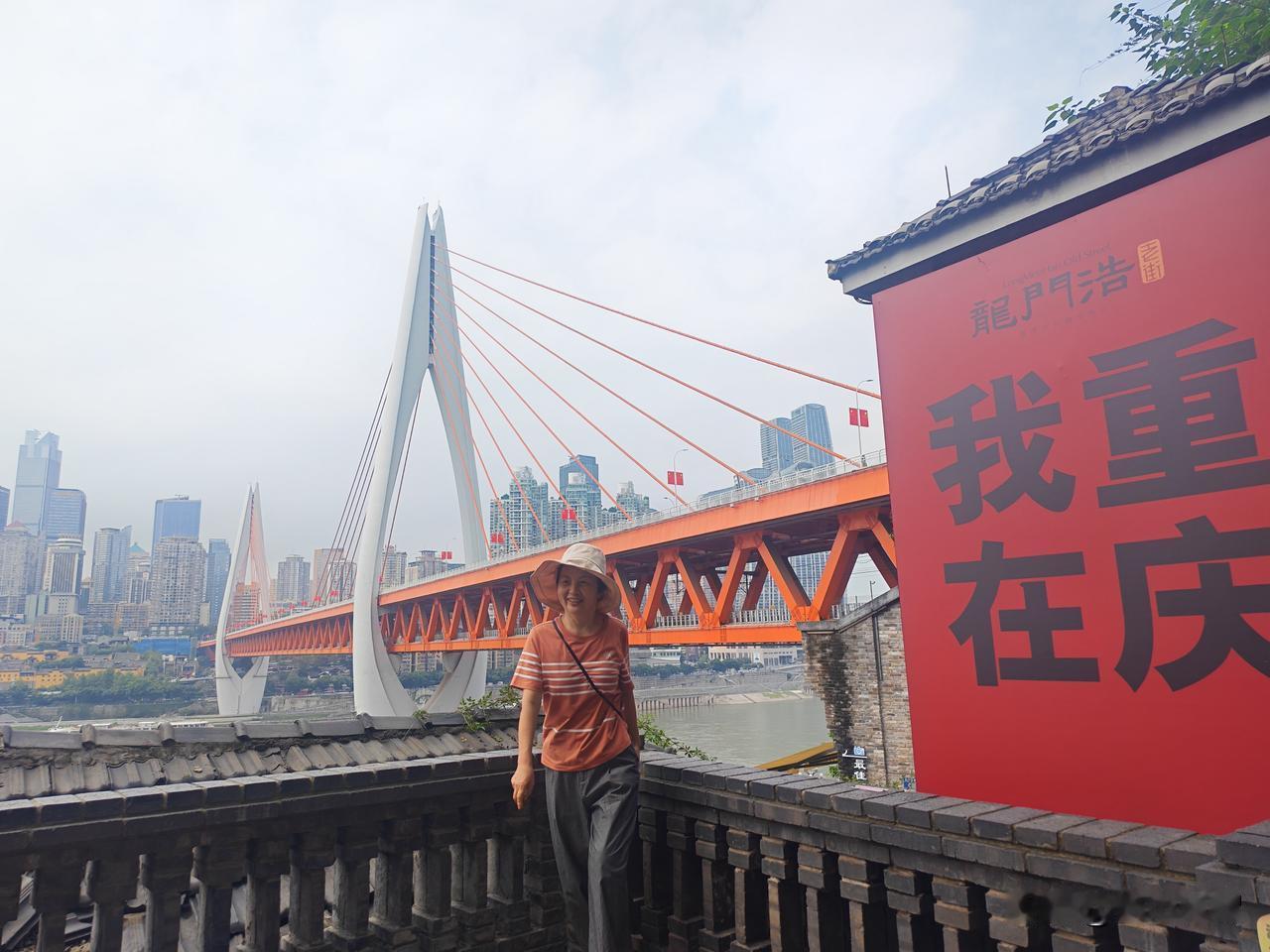 这个中秋节我们第一次在外面过。上午还在重庆火车北站旁的酒店，中午将乘绿皮火车从北