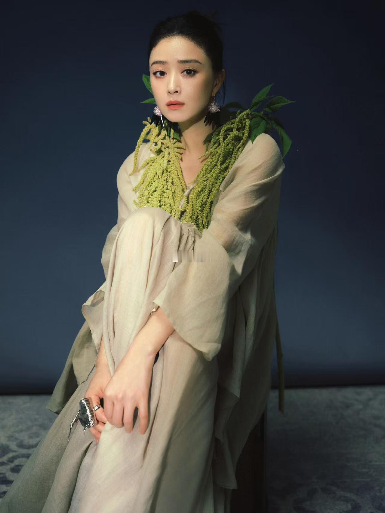 陈都灵蒋欣新剧演母女 两代人的恩怨困住年轻恋人，蒋欣棒打鸳鸯的桥段，让观众在亲情