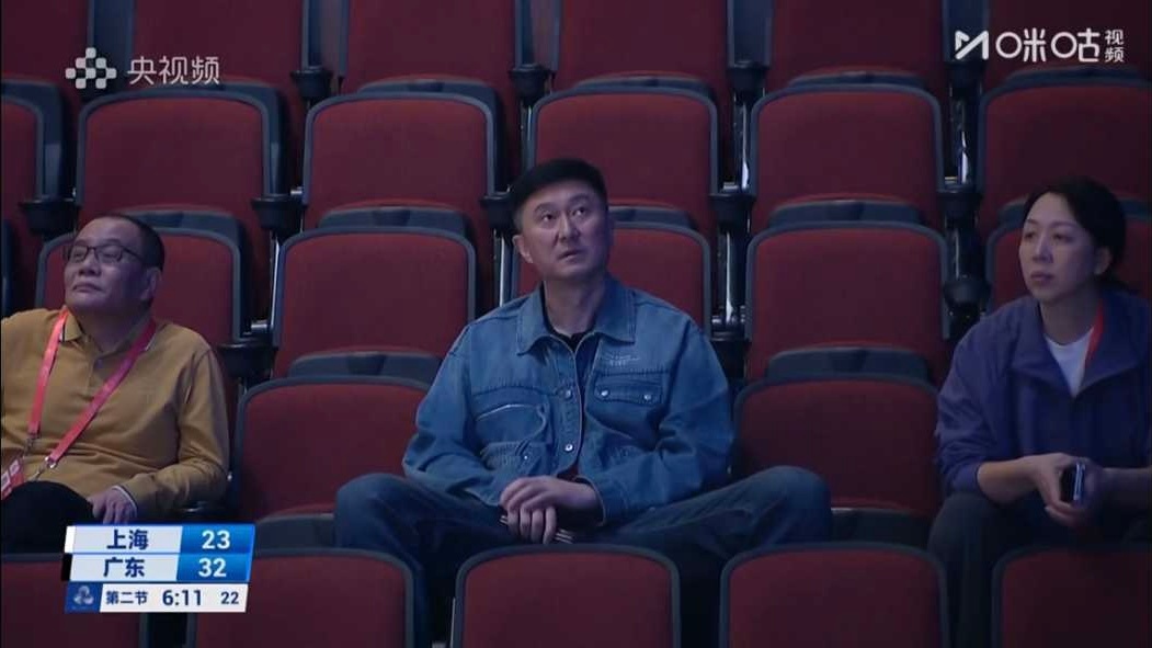 杜锋指导昨天现身U18男篮比赛现场，完成全运任务后，他开启了看看看模式，前面看了