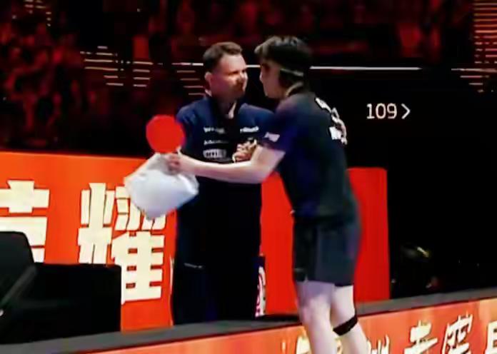 【澳门世界杯1/8决赛，王楚钦赛后去与法国教练握手，被拉住聊了一会】这一幕真的太