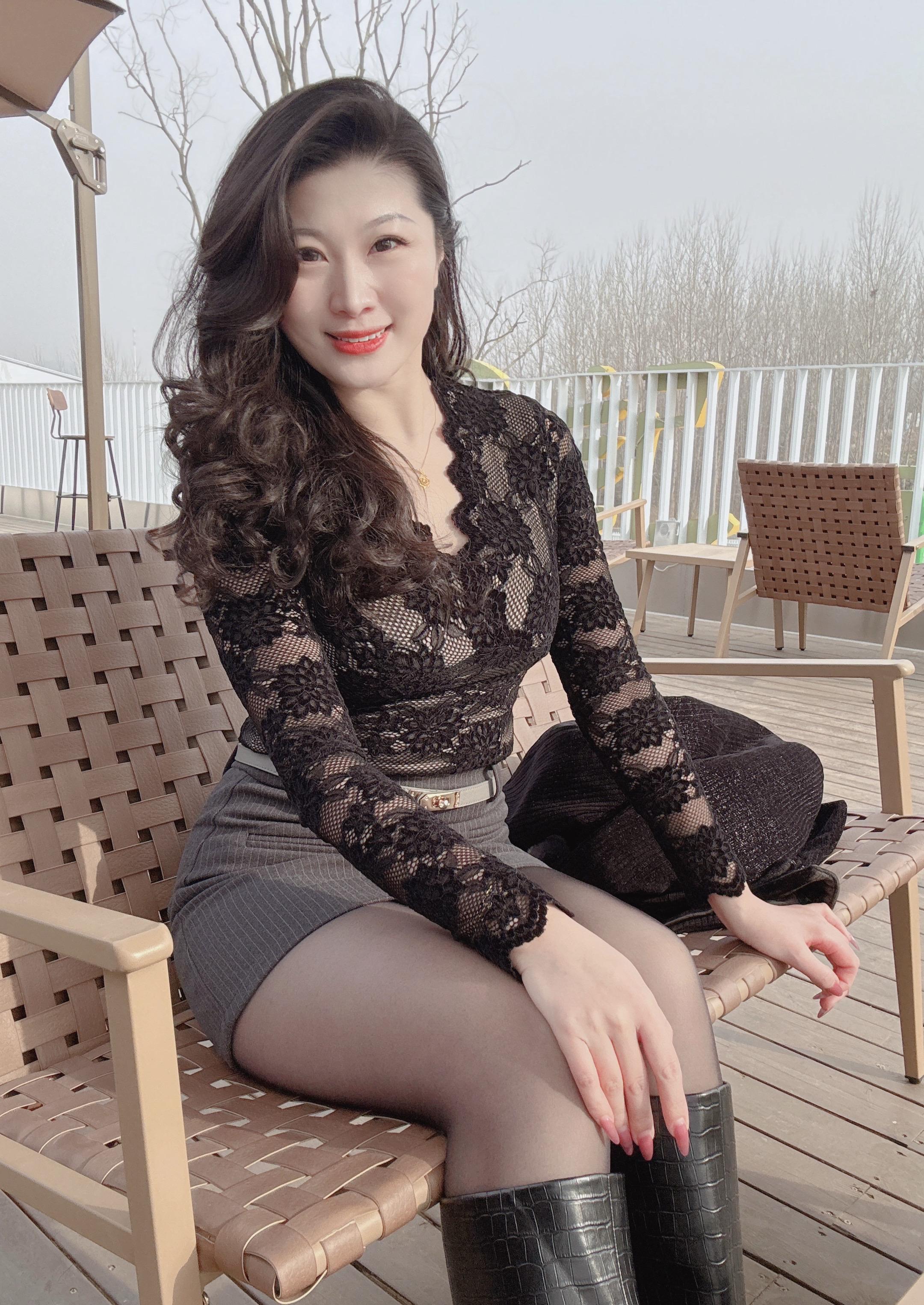 总以为自己还年轻，却忽略了岁月的脚步，当身边一道道风景变成了回忆，却忽...