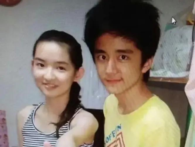 王玉雯发了和张新成小时候的照片，两个人是一个初中，也算是青梅竹马长大的，友谊深厚