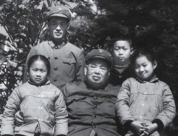 “枪毙！直接枪毙！”1979年，党中央抓捕了许世友儿子，许世友得知后大吼道，有人