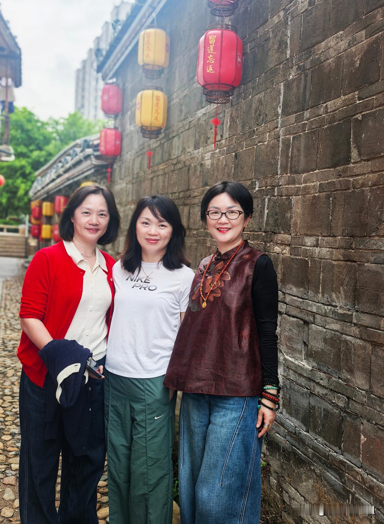 50+的姐妹仨
不跳广场舞，不打牌扎堆
人生后半场准备这样过

我的女领导发个广