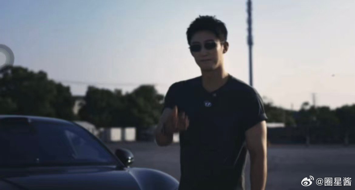 黄景瑜复刻林臻东黄景瑜车手DNA动了 现实体验赛车漂移，利落丝滑，仿佛电影里的赛
