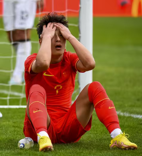 徐亮称再降薪没人踢球了球员辛苦训练付出值得回报，但拿着稳定优厚薪资，国家队赛事屡