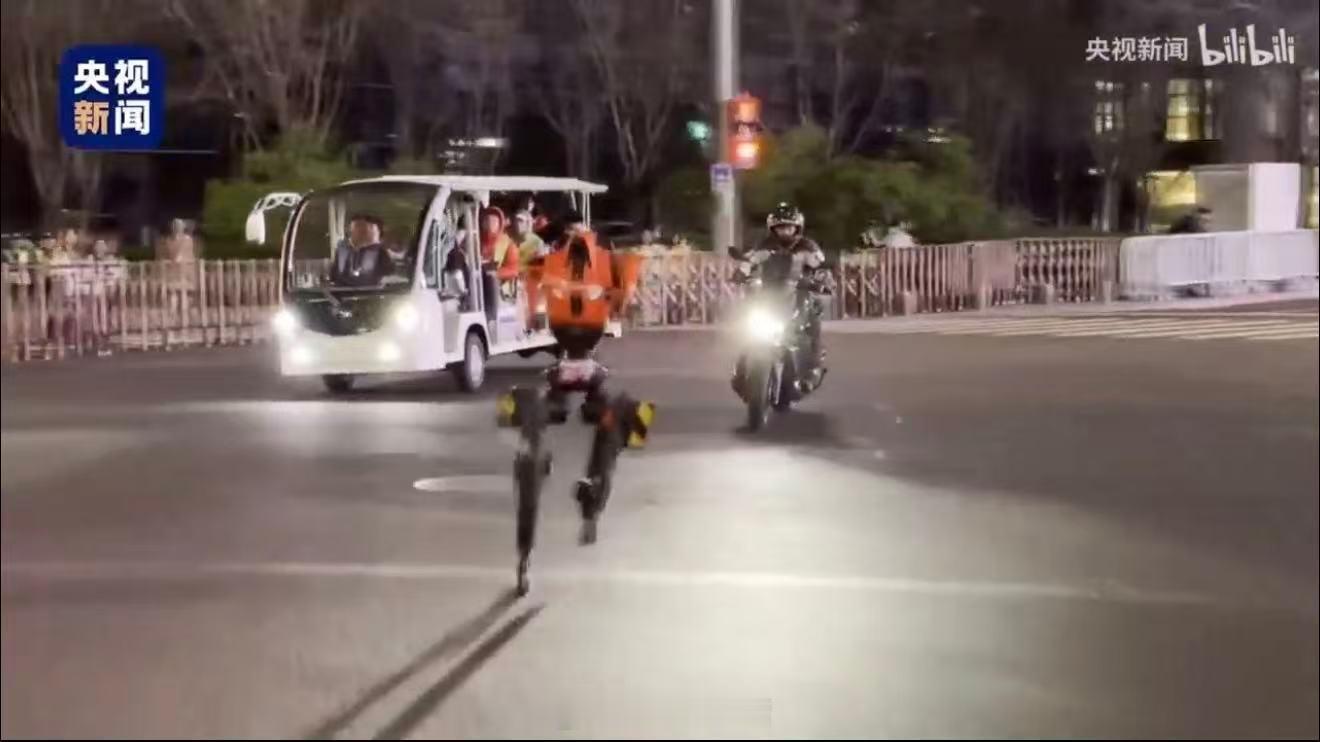 这你敢信？耀子的机器人 “闪电”“元气仔” 出征北京亦庄机器人马拉松！感觉好像前