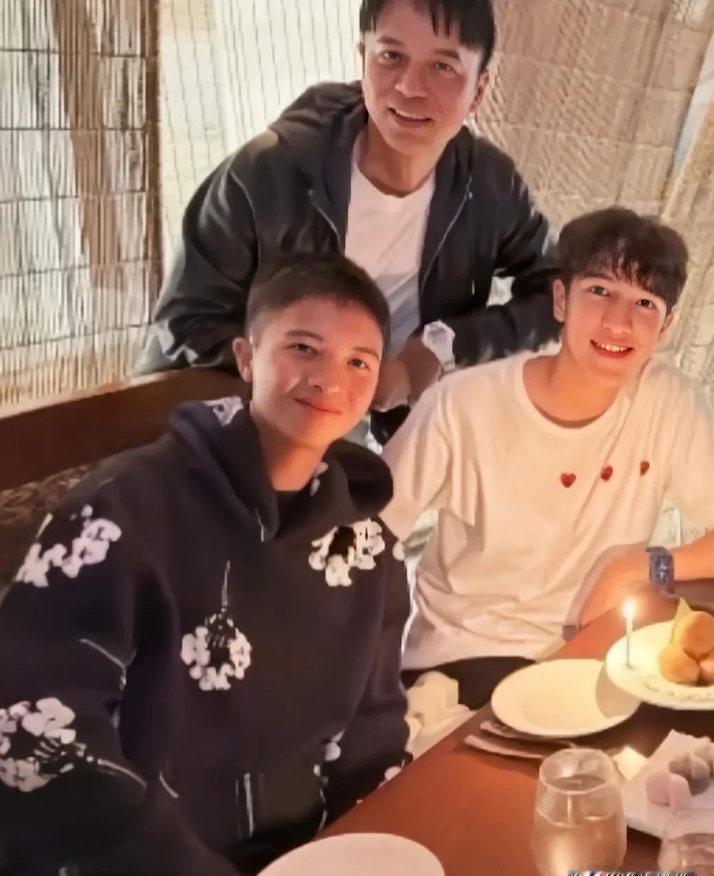 餐厅的热闹角落。
玻璃杯碰撞声，刀叉叮当响。
混着广东话的碎笑。
突然——  