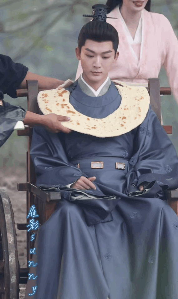 #张晚意脖子上套了个饼# 哈哈哈哈哈哈哈哈张晚意这个造型放在任何地方都是很炸裂的