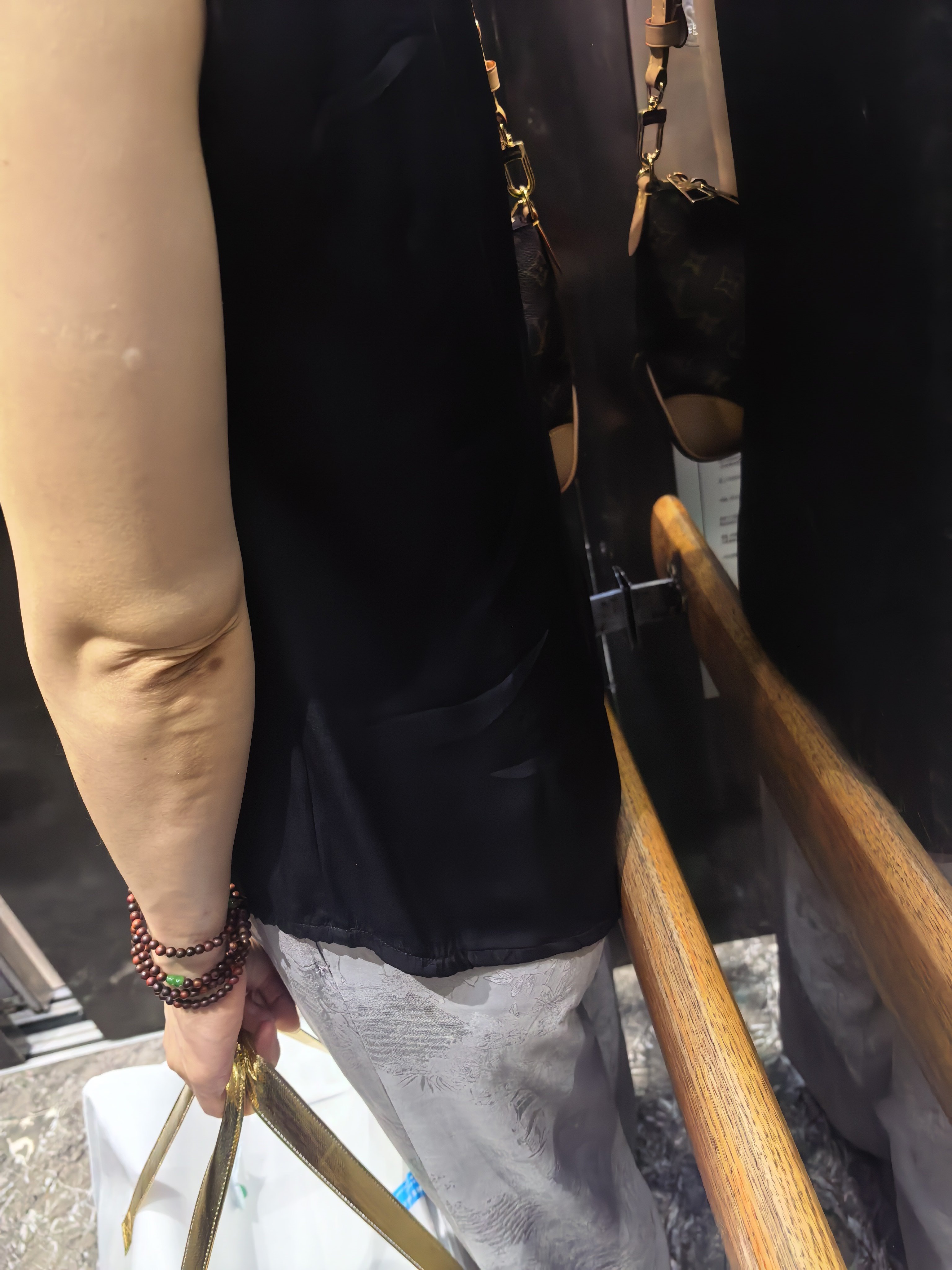 这几位和我站一起大部分男人应该都会选她们她们三个不是背着dior就是香奈儿还有l
