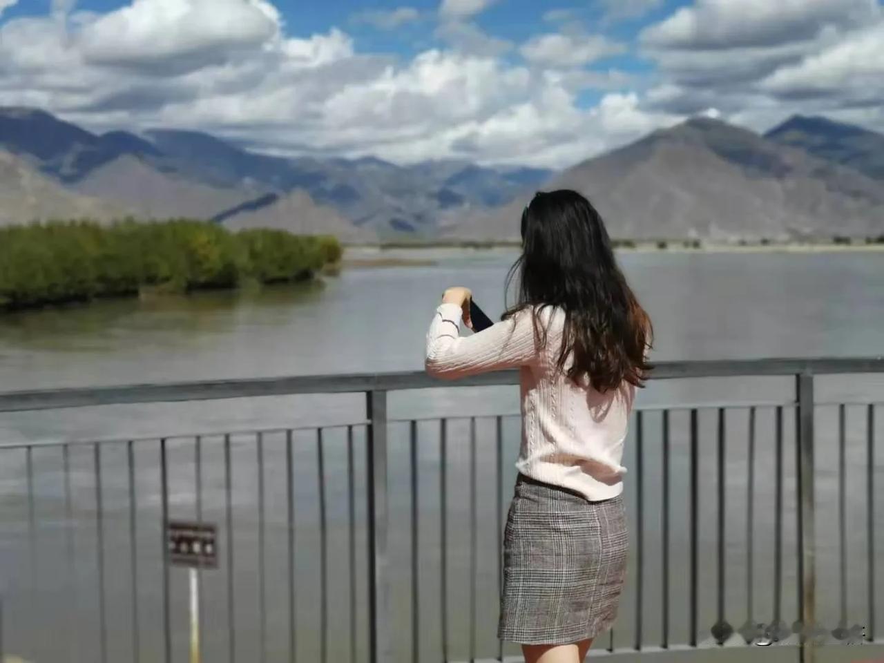 短诗：小雨
玉帝女儿的花洒
淋湿了我的头发
我的衣服  还有裤子
我奋不顾身的逃