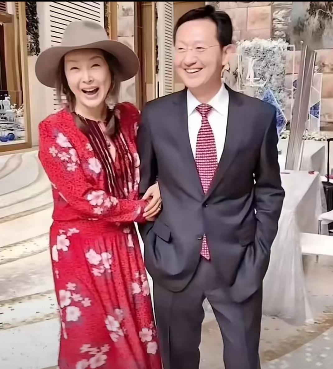 孙悦与富商老公，两人笑得好甜。