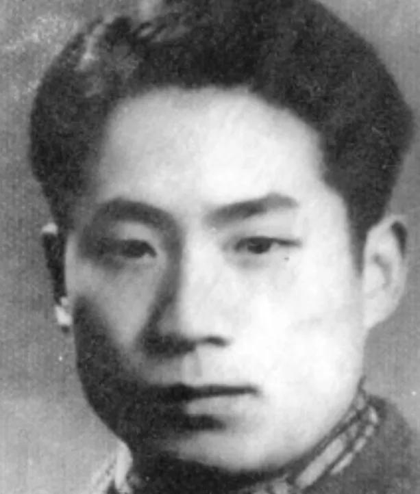 1948年4月18日，地下党员李维嘉接完头，正要回家，一个小姑娘却偷偷朝他摆手，