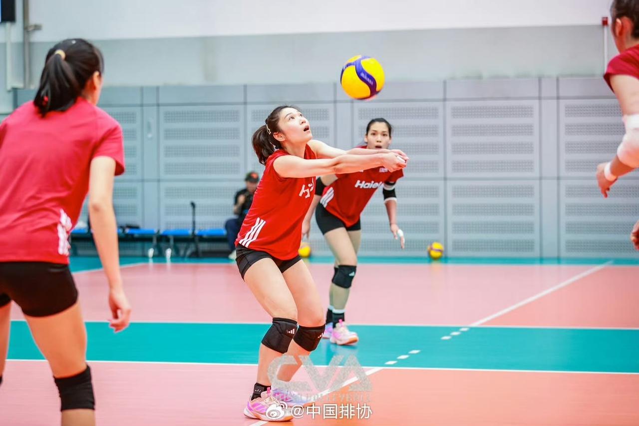 发一组中国🇨🇳女排备战亚锦赛训练照!
一起为中国🇨🇳女排加油！