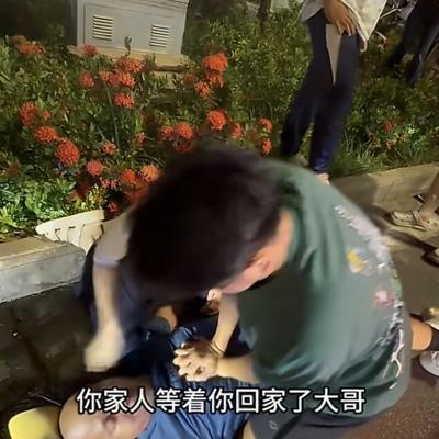 看哭了！好人真多！北海网约车司机昏迷车内，路人砸窗心肺复苏，白衣女孩的一句话让全