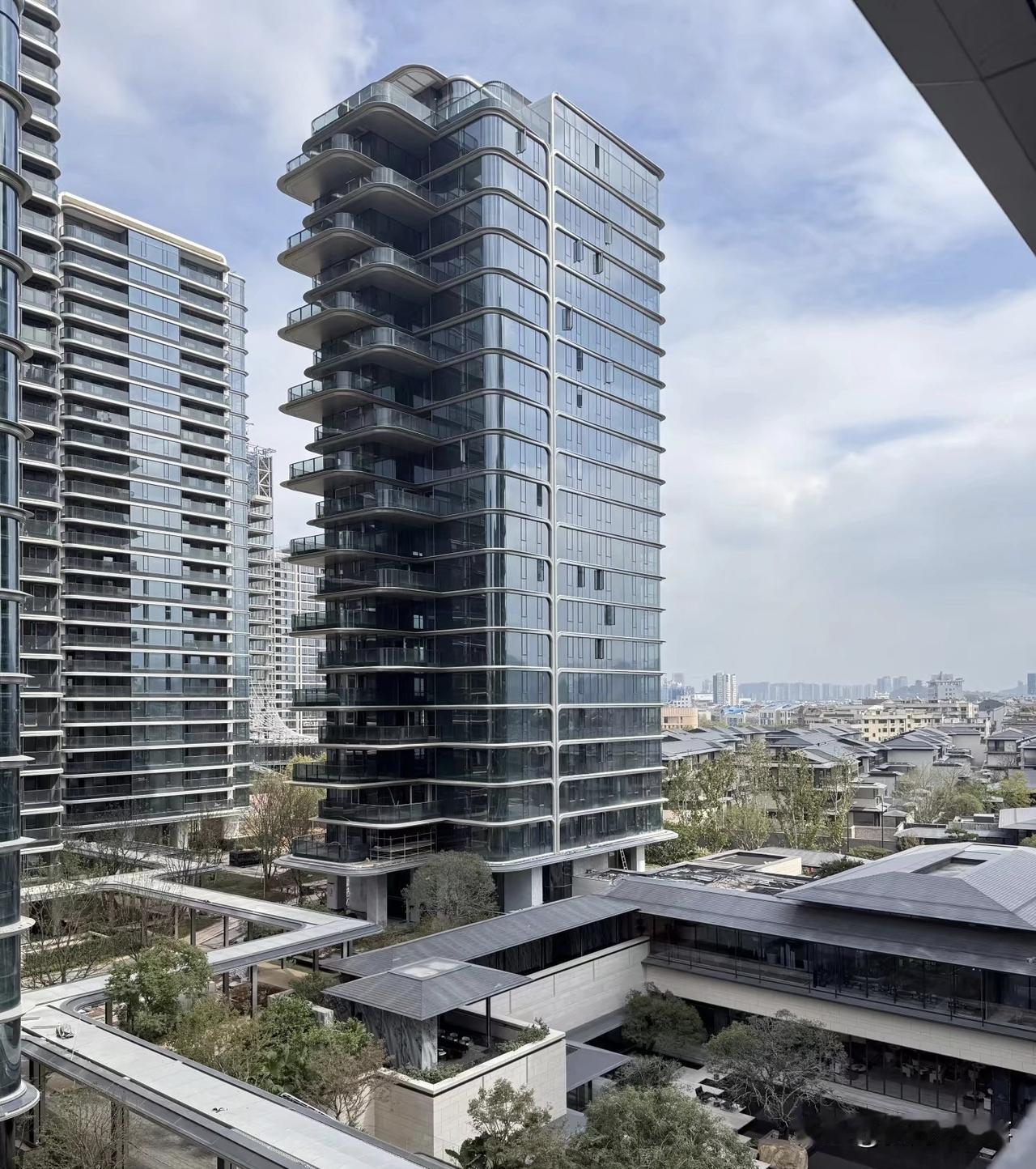 浙江义乌，一个四线城市，绿城开发的高端楼盘凤起潮鸣，高层住宅毛坯开盘价一个平方4