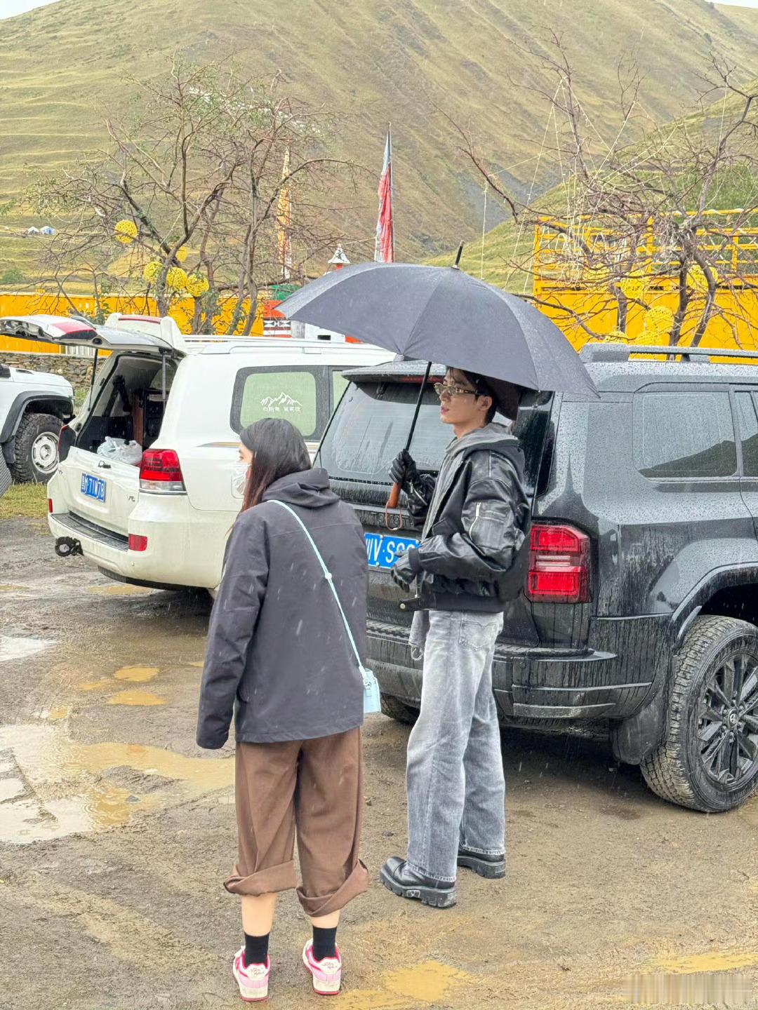 王星越一款活人感很重的艺人武功山捡瓶换奖牌，还喝蜜雪冰城，西湖夜骑白背心超随性，