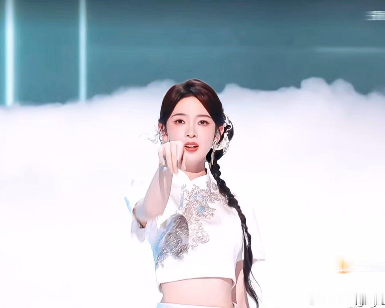 陈瑶戏腔 歌美人美乘风2026戏腔婉转缱绻，陈瑶舞台演唱惊艳四座，颜值在线气质绝