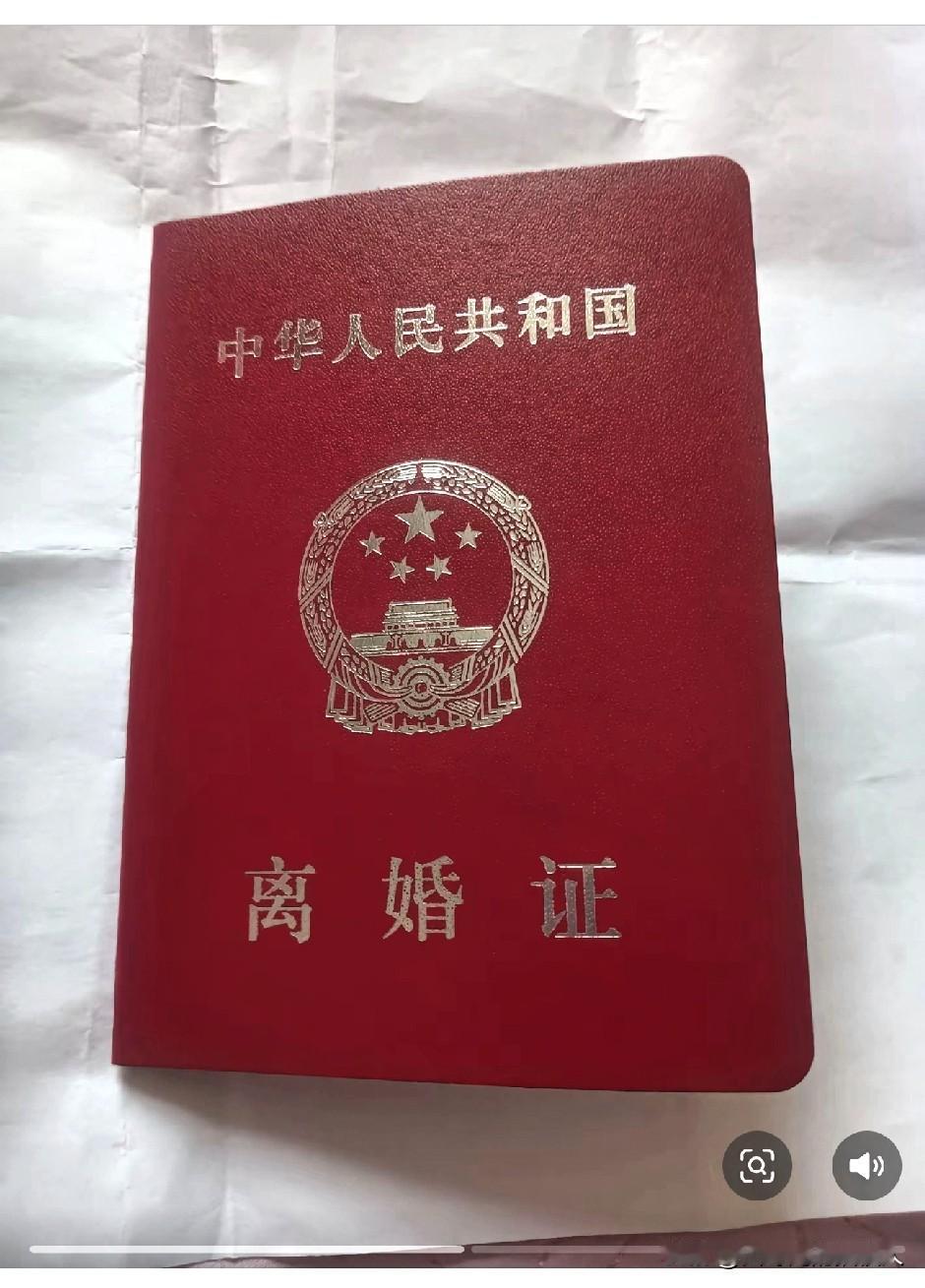 现在的离婚现场也太颠覆认知了！
民政局大厅里，刚拿到离婚证的女子，举着红本本笑着