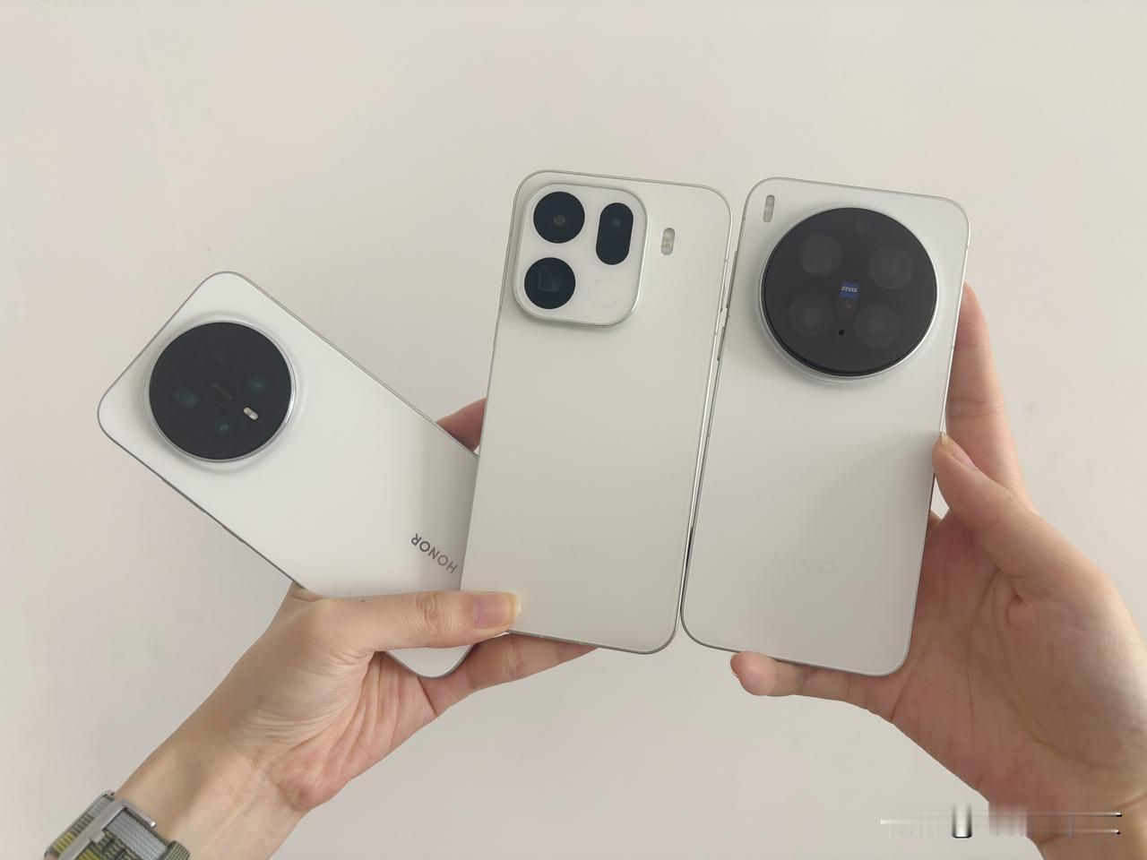 最近用的三款白色手机
荣耀Magic 8
OPPO Find X9 Pro
vi