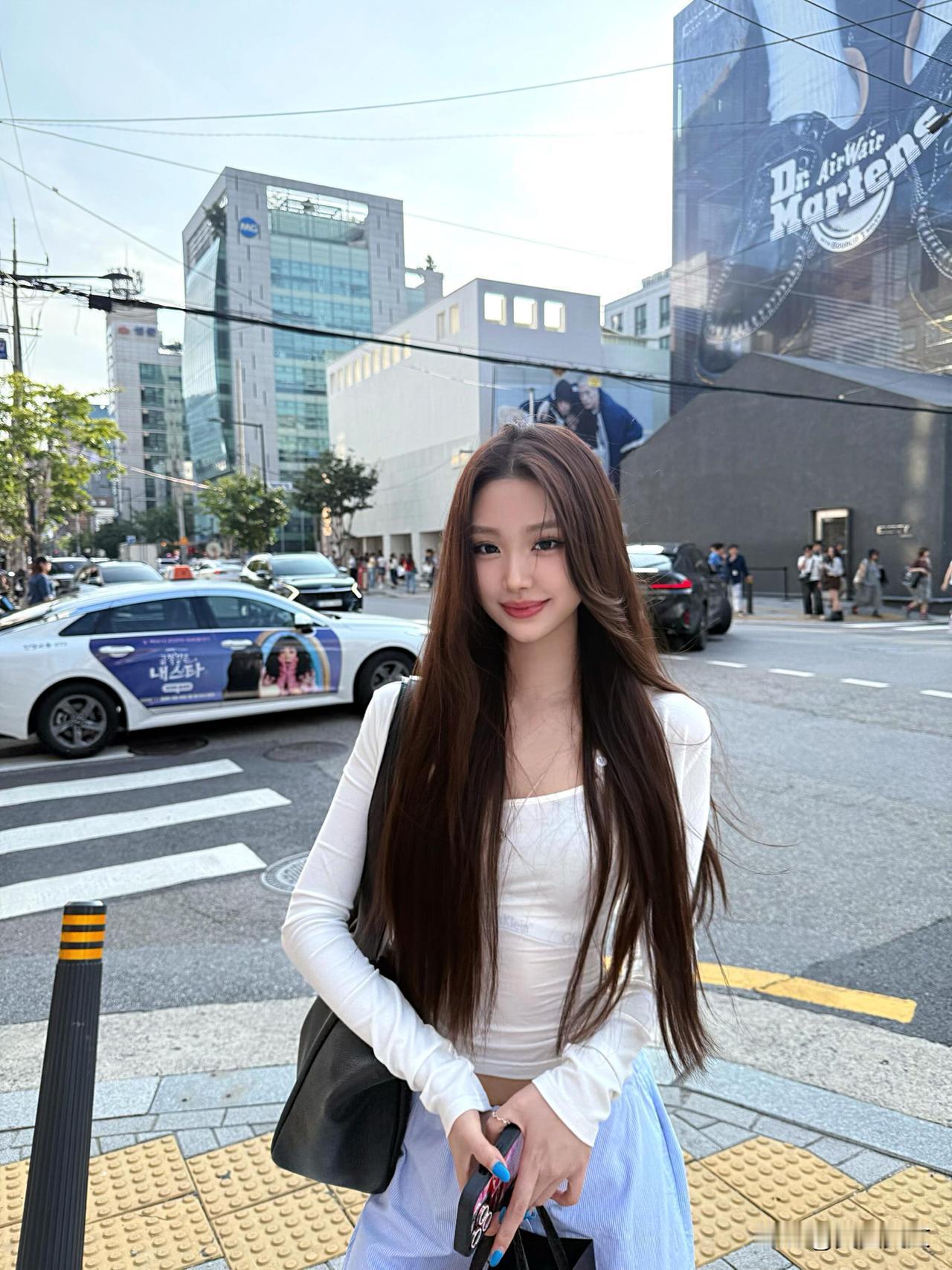 元气少女在街头，微笑面对每一天！😊🌞👗👜