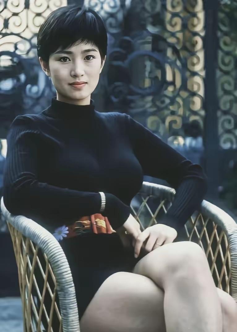 一张巩俐早年的短发照片。年轻时候的她美得惊艳，身材和颜值都超级在线。有着山东人特