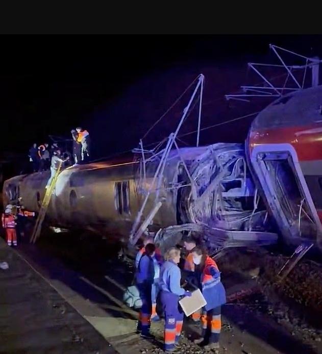 西班牙高铁脱轨事故已致至少39人死亡，百余人受伤
当地时间19日获悉，西班牙南部