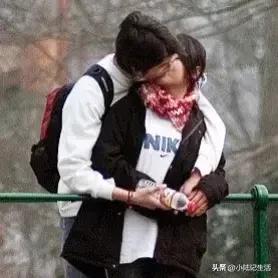 老男人咋都那么贱呢？昨晚我下楼去接小孩放学，刚要走到大门口，看见一个女孩拉着箱子
