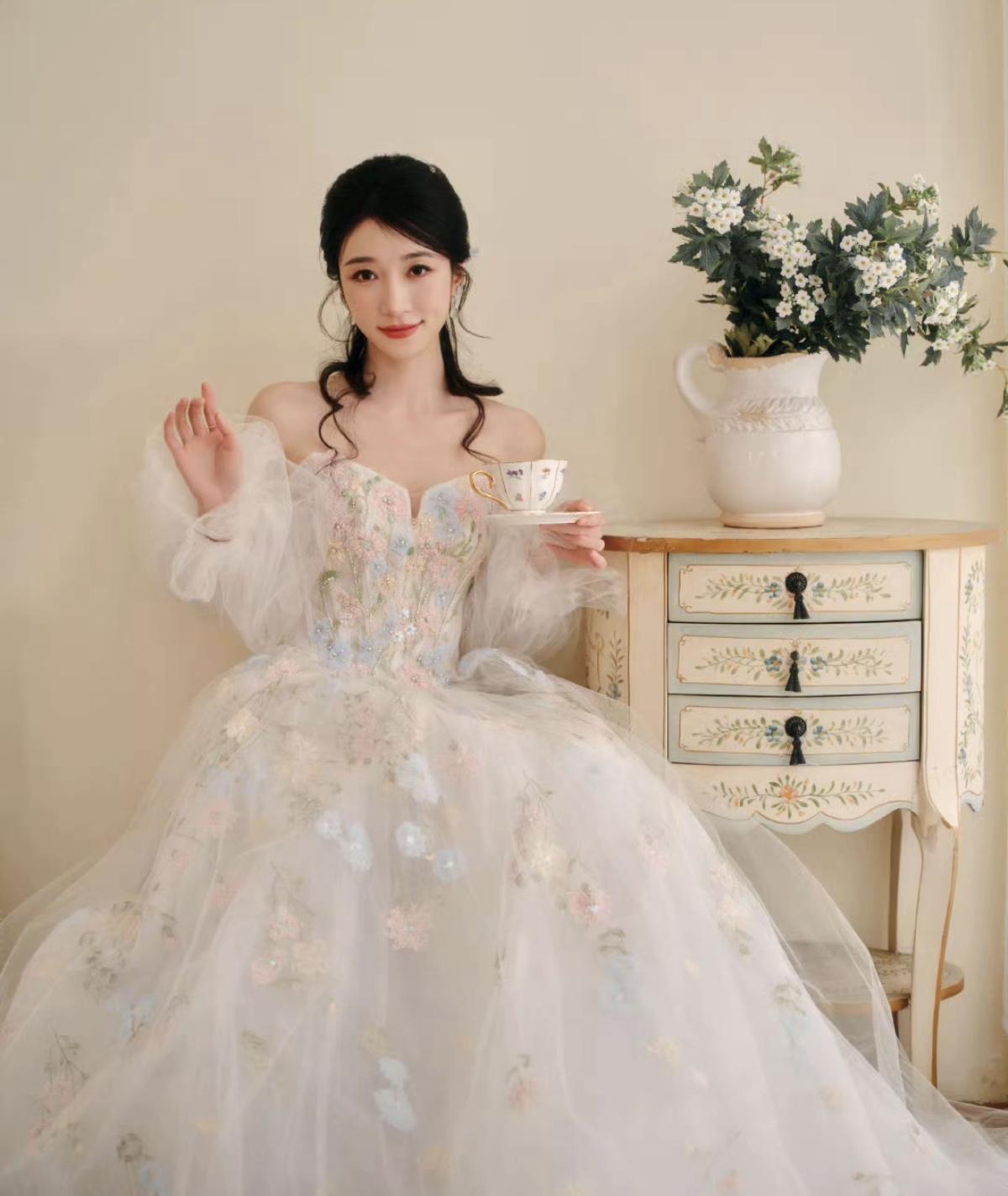 花仙子 很美很美 这个王格格让人惊艳[比心][哈欠] 王格格的侧颜，鼻子，酒窝都